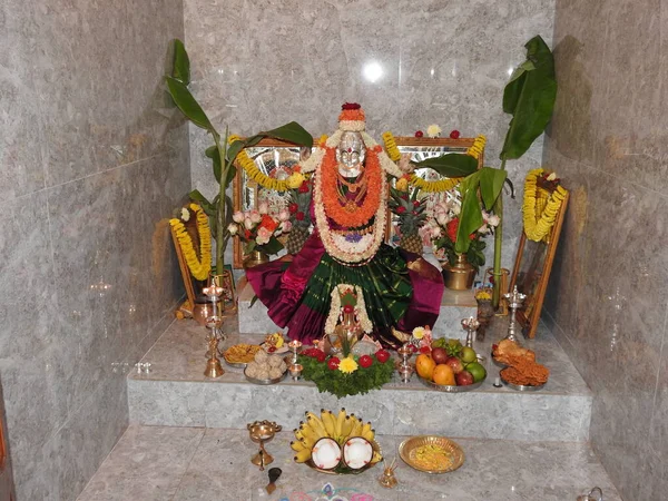 Zbliżenie Bogini Lakshmi Dekoracja Posągu Przy Użyciu Biżuterii Kwiatowej Złotej — Zdjęcie stockowe
