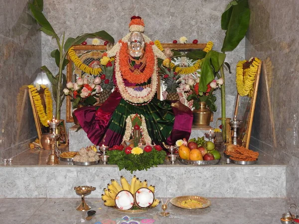 Closeup Goddess Lakshmi Statue Decoração Usando Flores Jóias Ouro Durante — Fotografia de Stock