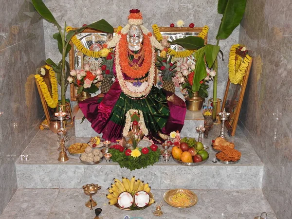 Closeup Goddess Lakshmi Statue Decoração Usando Flores Jóias Ouro Durante — Fotografia de Stock