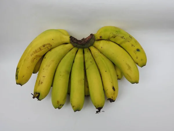 녹색과 노란색의 바나나를 클로즈업하거나 바나나를 배경에 놓는다 — 스톡 사진