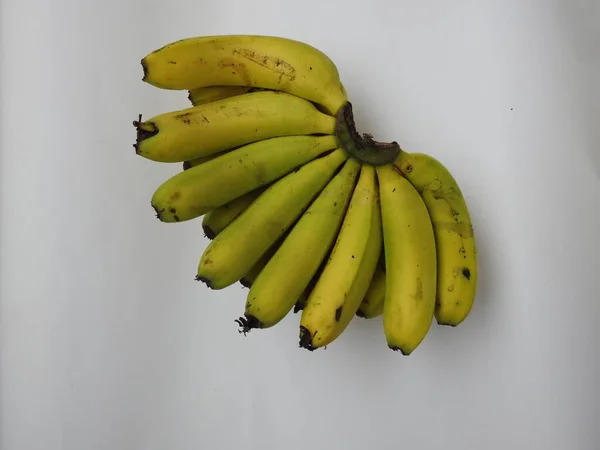 녹색과 노란색의 바나나를 클로즈업하거나 바나나를 배경에 놓는다 — 스톡 사진