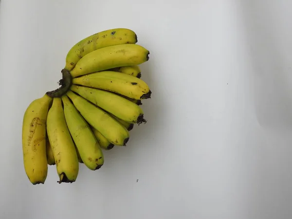 Крупный План Зеленого Желтого Цвета Банан Незрелый Банан Изолированы Белом — стоковое фото