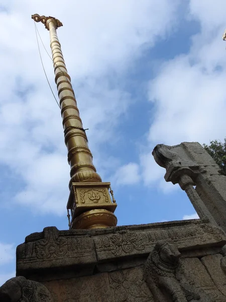 Hindistan 'ın Andhra Pradesh eyaletindeki Lepakshi' de bulunan güzel Veerabhadra Hindu tapınağına yakın plan