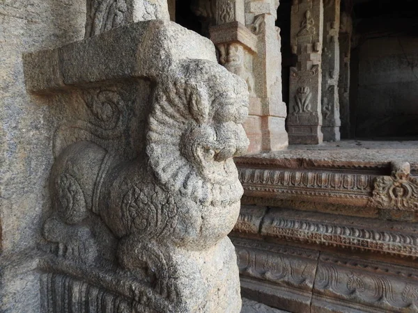 Hindistan 'ın Andhra Pradesh eyaletindeki Lepakshi' de bulunan güzel Veerabhadra Hindu tapınağına yakın plan