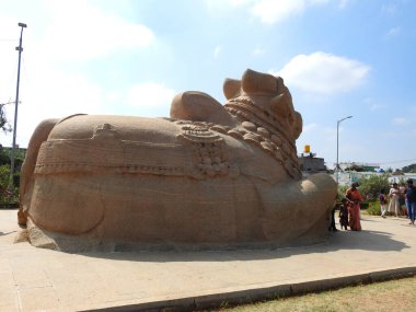 Lepakshi, Anantpur, Andhra Pradesh-Ocak 03-2021: Güzel, büyük Lord Shiva Vehicle Nandi, Basava 'nın mavi bir arkaplandaki yakın çekimi