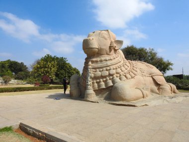 Lepakshi, Anantpur, Andhra Pradesh-Ocak 03-2021: Güzel, büyük Lord Shiva Vehicle Nandi, Basava 'nın mavi bir arkaplandaki yakın çekimi