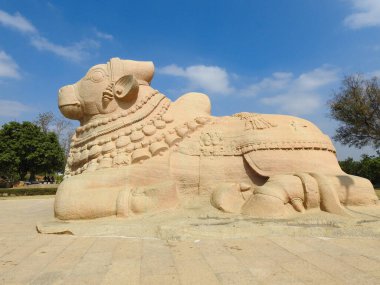 Lepakshi, Anantpur, Andhra Pradesh-Ocak 03-2021: Güzel, büyük Lord Shiva Vehicle Nandi, Basava 'nın mavi bir arkaplandaki yakın çekimi