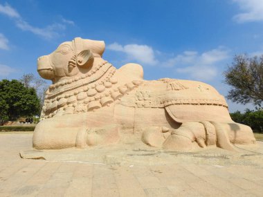 Lepakshi, Anantpur, Andhra Pradesh-Ocak 03-2021: Güzel, büyük Lord Shiva Vehicle Nandi, Basava 'nın mavi bir arkaplandaki yakın çekimi