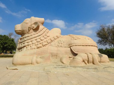Lepakshi, Anantpur, Andhra Pradesh-Ocak 03-2021: Güzel, büyük Lord Shiva Vehicle Nandi, Basava 'nın mavi bir arkaplandaki yakın çekimi