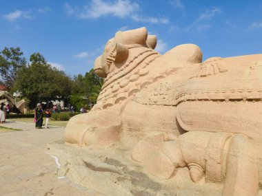 Lepakshi, Anantpur, Andhra Pradesh-Ocak 03-2021: Güzel, büyük Lord Shiva Vehicle Nandi, Basava 'nın mavi bir arkaplandaki yakın çekimi