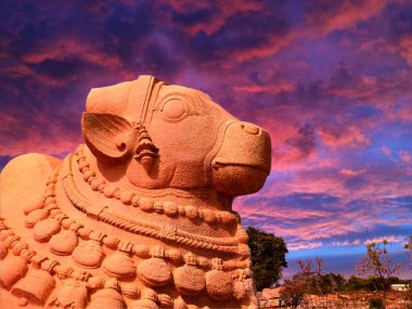Lepakshi, Anantpur, Andhra Pradesh-Ocak 03-2021: Güzel, büyük Lord Shiva Vehicle Nandi, Basava 'nın mavi bir arkaplandaki yakın çekimi