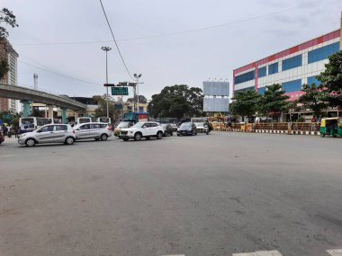 Bangalore, Karnataka, Hindistan - 11 Ocak 2021: Banashankari BMTC Otobüs Durağı ve Metro İstasyonu 'nun güzel manzarası. Tek taraflı araçlar çemberde hareket ediyor..