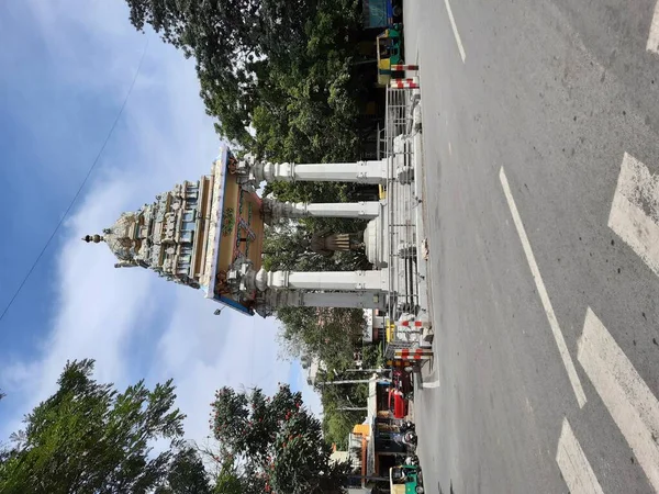 2021年1月10日インド カルナータカ州バンガロール ガヴィ ガンガデシェワラ寺院の前にあるスリランカ ケンペゴウダ像と塔の美しい景色 — ストック写真