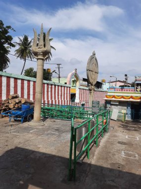 Bangalore, Karnataka, Hindistan-10 Ocak 2021: Gavipuram 'daki Sri Gavi Gangadhareshwara Tapınağı Giriş Kapılı Kapısı, Koridorlu İsim tahtası ve Bilgi Panosu