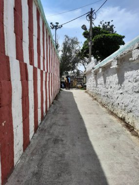 Bangalore, Karnataka, Hindistan-10 Ocak 2021: Gavipuram 'daki Sri Gavi Gangadhareshwara Tapınağı Giriş Kapılı Kapısı, Koridorlu İsim tahtası ve Bilgi Panosu