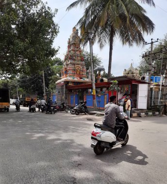 Bangalore, Karnataka, Hindistan-10 Ocak 2021: Gangamma Devi Tapınağı, Arkavathi Nehri Yolu, Chamrajpet yakınları