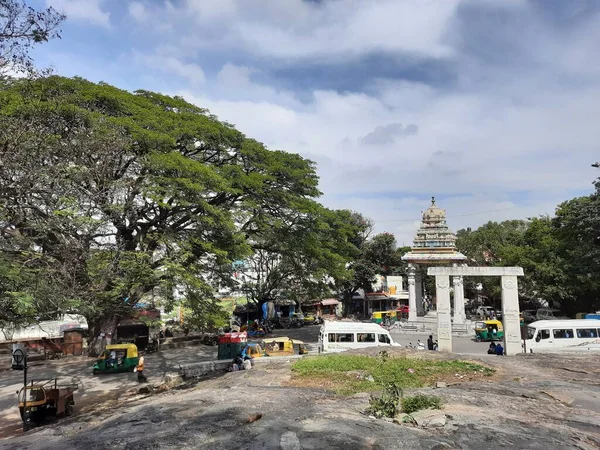 2021年1月10日インド カルナータカ州バンガロールガヴィ ガンガダレシュワラ寺院入口の岩や石に立つ若者のグループと保護された古代記念碑情報委員会 — ストック写真