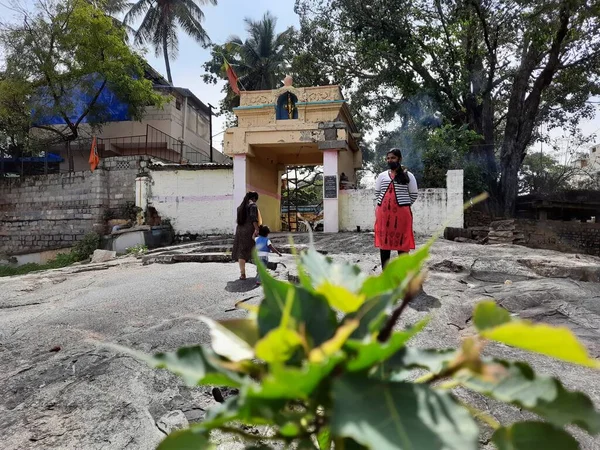 Bangalore Karnataka Inde Janv 2021 Groupe Jeunes Debout Entrée Temple — Photo