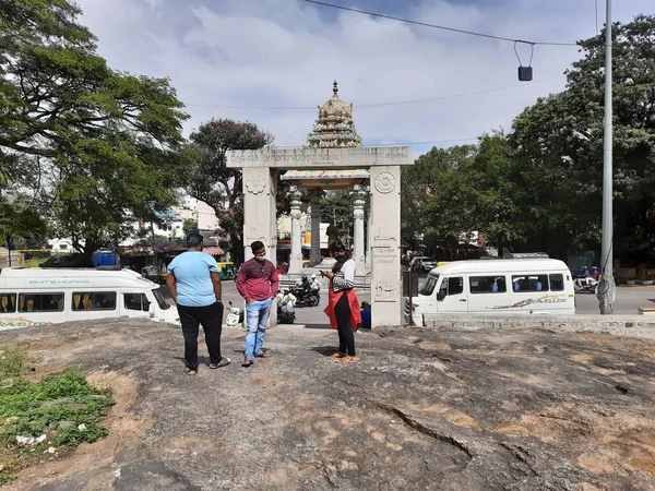 Bangalore Karnataka Inde Janv 2021 Groupe Jeunes Debout Entrée Temple — Photo