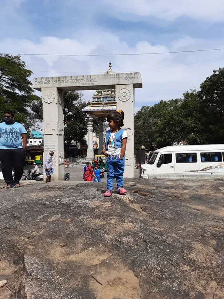 Bangalore Karnataka Inde Janv 2021 Groupe Jeunes Debout Entrée Temple — Photo