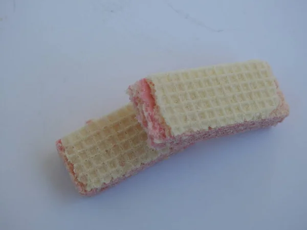 从白色背景分离出来的多层草莓果味奶油碎片的包装 — 图库照片