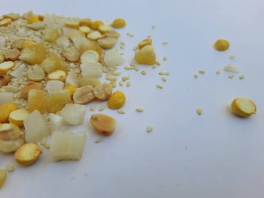 Karnataka Tarzı Ellu Bella Makara Sankranti Festivali Dağıtım ya da Yeme Karışımı 'nın Beyaz arka planda izole edilmiş hali