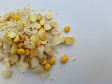 Karnataka Tarzı Ellu Bella Makara Sankranti Festivali Dağıtım ya da Yeme Karışımı 'nın Beyaz arka planda izole edilmiş hali