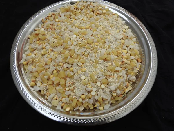 卡纳塔克式Ellu Bella Makara Sankranti节配送或以白色背景隔离的食物混合物的包装 — 图库照片