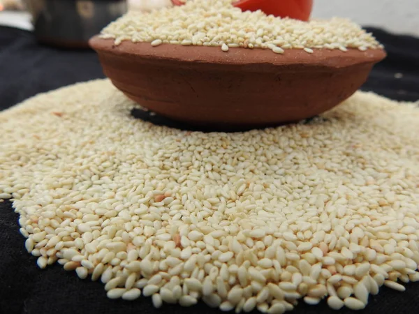 Nahaufnahme Der Weißen Farbe Sesamsamen Einer Traditionellen Sandschale Und Plastikbecher — Stockfoto