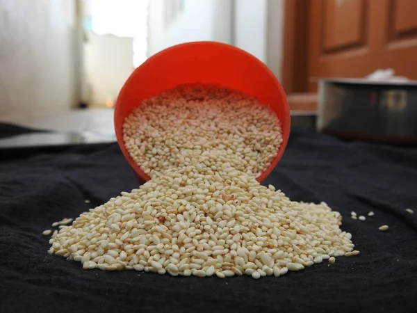 Крупный План Белого Цвета Семена Кунжута Традиционной Чаше Песка Пластиковые — стоковое фото