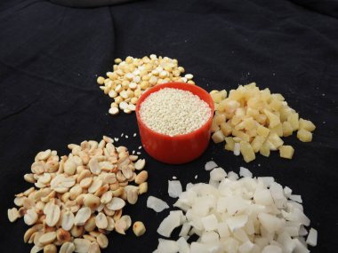 Kazık yığını ve Makara Sankranti ya da Pongal ev yapımı siyah arka planda çiğ tatlı dağıtım yiyeceği yığını.