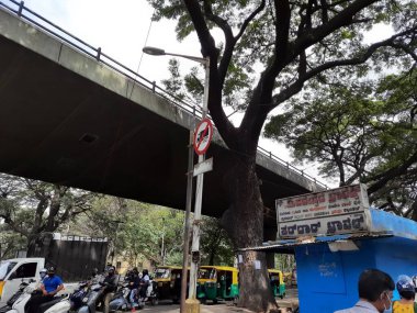 Bangalore, Karnataka, Hindistan-10 Ocak 2021: Binny Pete, Tank Bund Road Land, Sirsi Circle Bridge, ETA Mall ve Metro Cash and Carry Building 'in güzel manzarası
