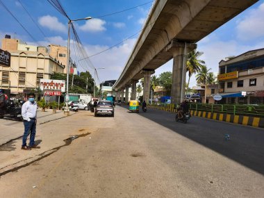 Bangalore, Karnataka / Hindistan-20 Ocak 2021: Kanakapura Yolu 'ndaki BMTC Otobüs Durağı Asphalt Yolu' ndan Yelachenhalli Metro İstasyonu Güzel Manzarası