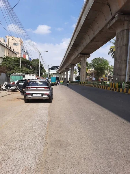 バンガロール カルナータカ州 インド 2021年1月20日 カナカプラ道路のBmtcバス停アスファルト道路からのイェラチェンラーリ地下鉄駅ボードの美しい景色 — ストック写真