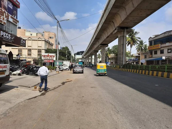 バンガロール カルナータカ州 インド 2021年1月20日 カナカプラ道路のBmtcバス停アスファルト道路からのイェラチェンラーリ地下鉄駅ボードの美しい景色 — ストック写真