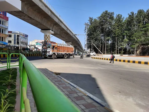 2021年1月25日インド カルナータカ州バンガロール 緑の線の美しい景色の閉鎖ナンマ メトロ コナヌンテ クロス駅自然を背景にしたランドマークビル — ストック写真