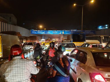 Bangalore, Karnataka, Hindistan-22 Ocak 2021: Nayandahalli Köprüsü veya Sinyal 'deki beyaz tepecikten dolayı Gece Yoğun Trafiğinin Kapanışı