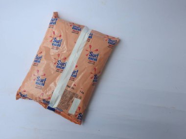 Bangalore, Karnataka, Hindistan-Aug 03-2020: Sörf Excel Matic Önyükünün Kapanışı Deterjan Tozu 6kg Kutusu ve Paketi beyaz arkaplanda izole edildi
