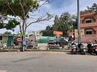 Bangalore, Karnataka, Hindistan-10 Ocak 2021: Gavipuram 'daki Sri Gavi Gangadhareshwara Tapınağı Giriş Kapılı Kapısı, Koridorlu İsim tahtası ve Bilgi Panosu