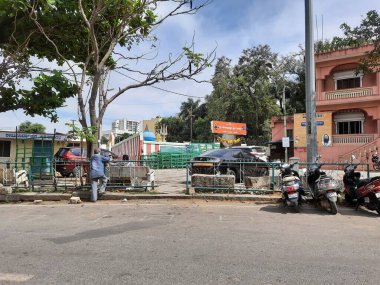 Bangalore, Karnataka, Hindistan-10 Ocak 2021: Gavipuram 'daki Sri Gavi Gangadhareshwara Tapınağı Giriş Kapılı Kapısı, Koridorlu İsim tahtası ve Bilgi Panosu