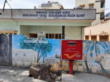 Bangalore, Karnataka, Hindistan-10 Ocak 2021: Devlet Veterinerlik Hastanesinin kapatılması ve Gavipuram, Guttahalli 'deki Kırmızı Renkli Büyük Posta Kutusu, Gavi Gangadareshwara tapınağının karşısı.