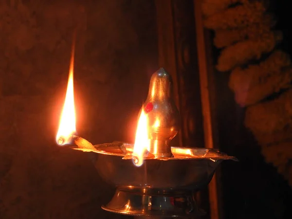 Zbliżenie Tradycyjnej Południowej Indyjskiej Mosiężnej Lampy Olejowej Lub Nilavilakku Podczas — Zdjęcie stockowe