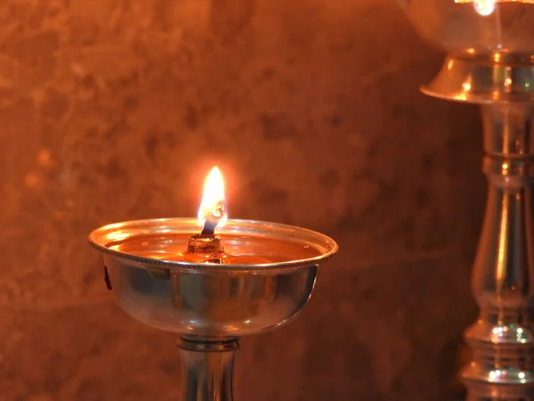传统的南印度黄铜油灯或Nilavilakku的闭锁 在乔迁 结婚等活动中 在仪式开始前 会点亮Nilavilakku灯 — 图库照片