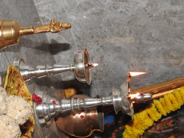 传统的南印度黄铜油灯或Nilavilakku的闭锁 在乔迁 结婚等活动中 在仪式开始前 会点亮Nilavilakku灯 — 图库照片
