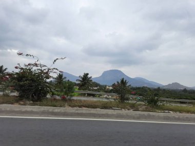 Bangalore, Karnataka, Hindistan-Ocak 03-2021: Yüksek Yol 'dan güzel Nandi Hill manzarasına yakın çekim.
