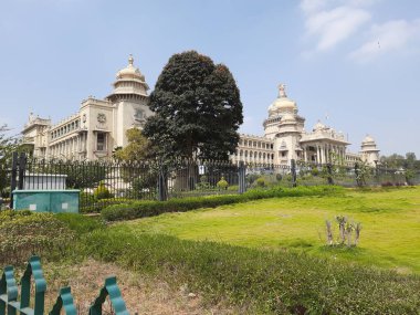 Bangalore, Karnataka, Hindistan-31 Ocak 2021: Güzel Vidhana Soudha 'nın Kapanışı, Karnataka eyaleti yasama meclisinin merkezidir..
