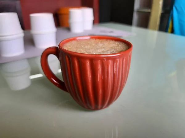 Zbliżenie Czerwony Kolor Ceramiczny Filiżanka Kawy Kawy Wypełnione Izolowane Białym — Zdjęcie stockowe