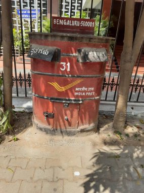 Bangalore, Karnataka, Hindistan-30 Ocak 2021: Vidhana Soudha yakınlarındaki Lokayukta ofisinin karşısındaki eski ve büyük posta kutusunun kapatılması