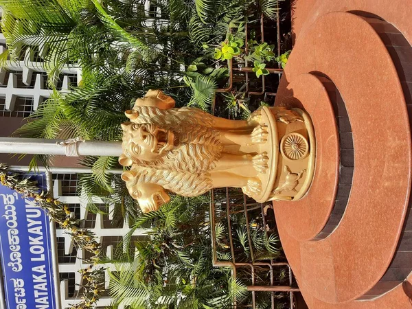 2021年1月30日インド カルナータカ州バンガロール インド共和国の国章としてのインドの州議会の閉鎖は アショカの黄金の4つのライオンズ像首都の適応です — ストック写真