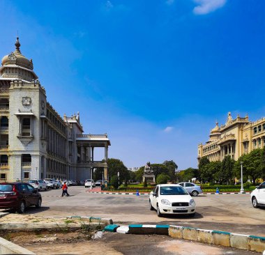 Bangalore, Karnataka, Hindistan-30 Ocak 2021: Güzel Vikasa Soudha ve Suvarna Vidhana Soudha, Karnataka Hükümeti, stil olarak Mysore Neo-Dravidian, Hint-Sarasenik unsurları içerir